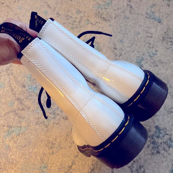 Doc Dr Martens $150 11821 White Gloss Leather Boots 8 Eyelet US Women’s 7 - Picture 6 of 15